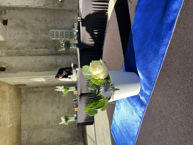 Tables nappées et compositions florales dans un bâtiment brut