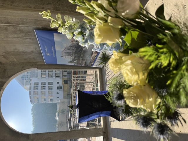 Réception Citelios dans un bâtiment en construction, mange-debout et décor floral