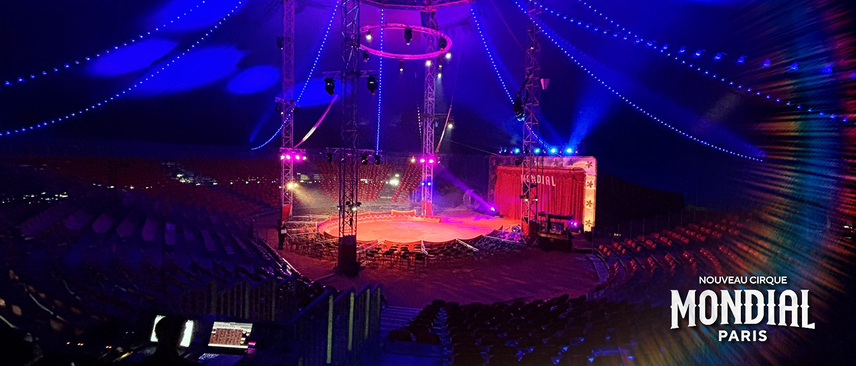 Le chapiteau de Mondial Cirque à Paris, piste éclairée