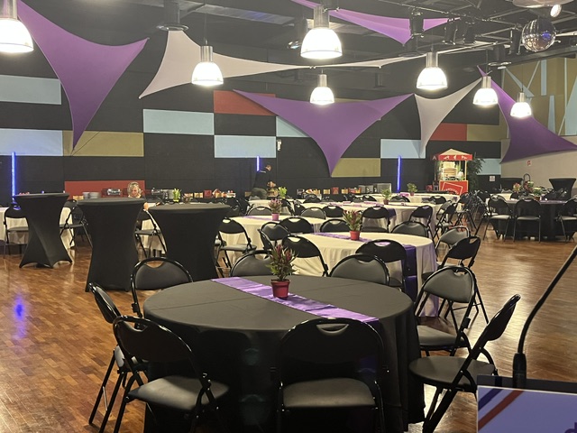 La salle de convivialité du POC dressée pour une réception